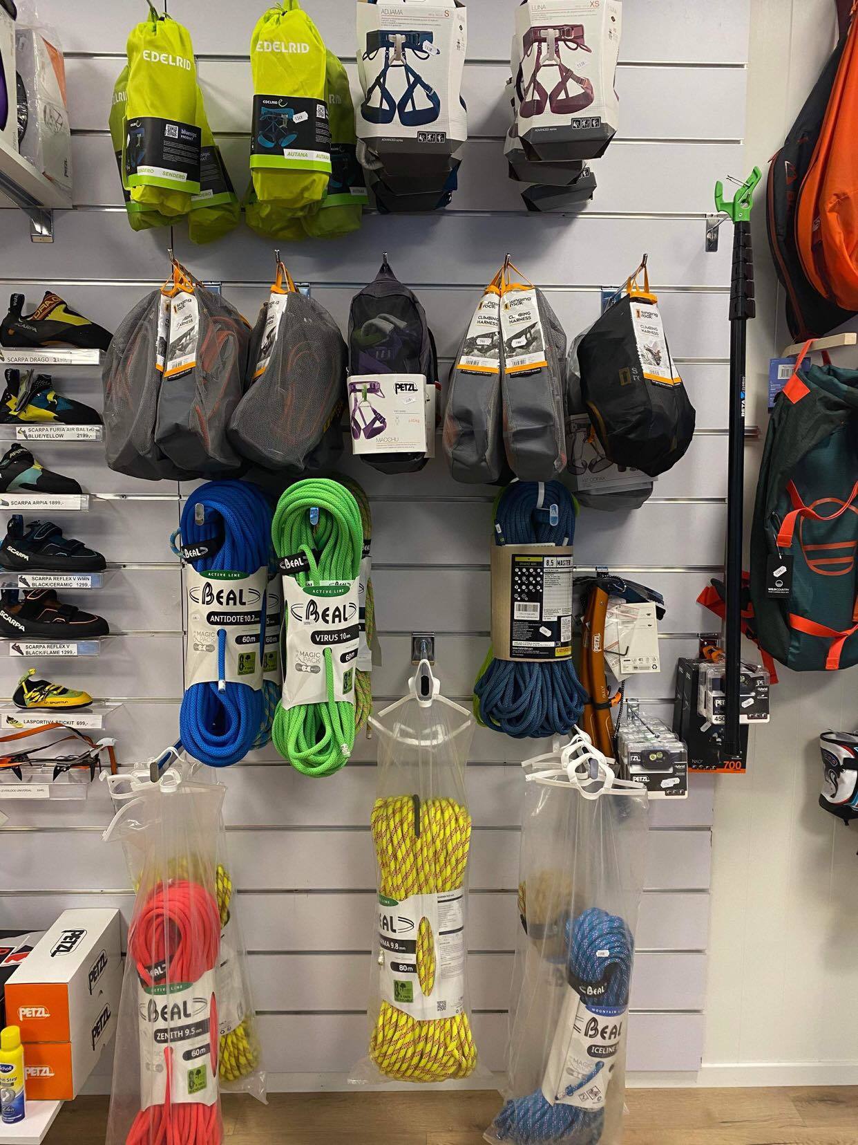 Klatreutstyr i klatrebutikken på Hamna