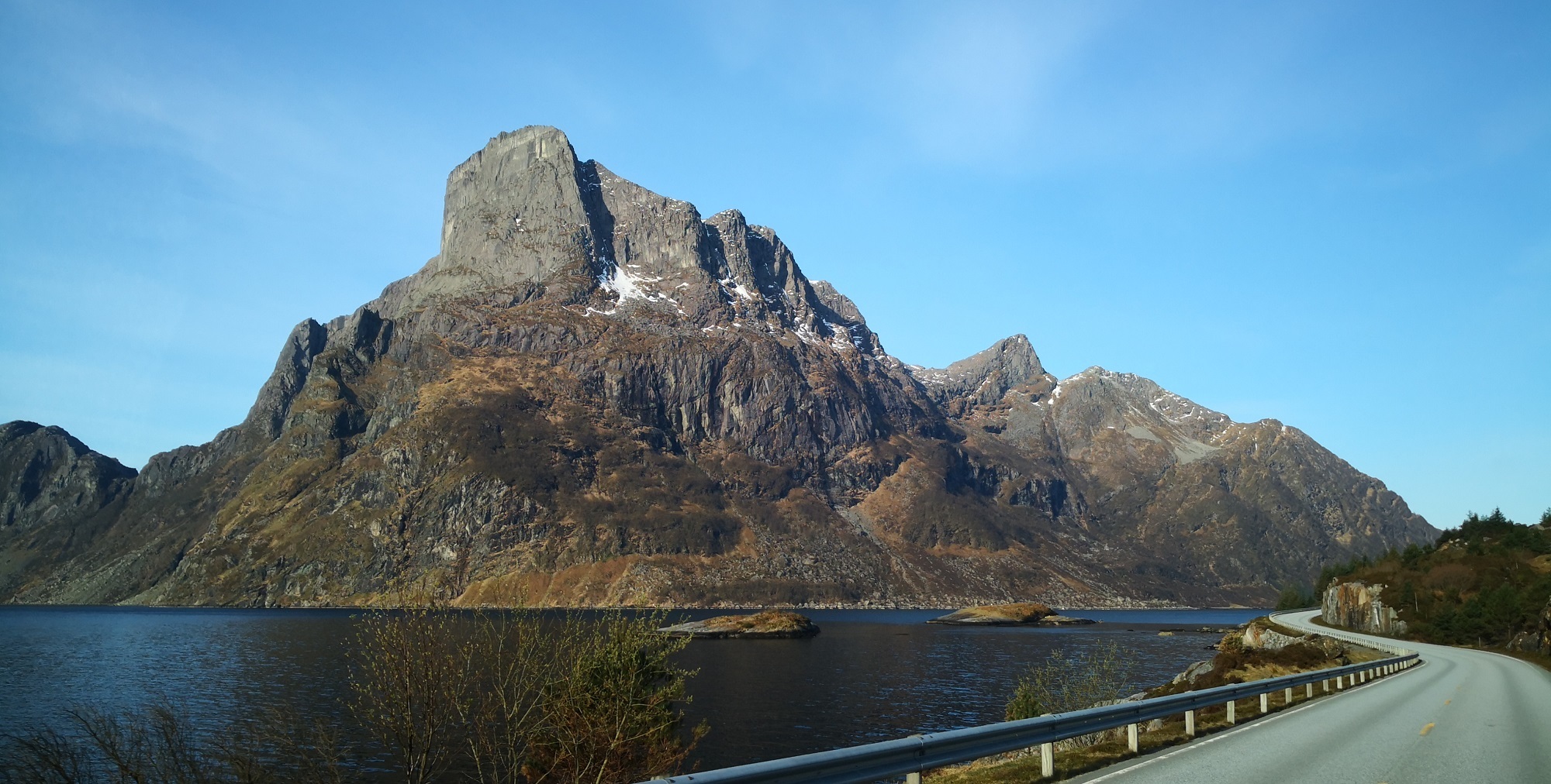 Uteklatring i Nordfjord – klatrefelt og klatremoglegheiter